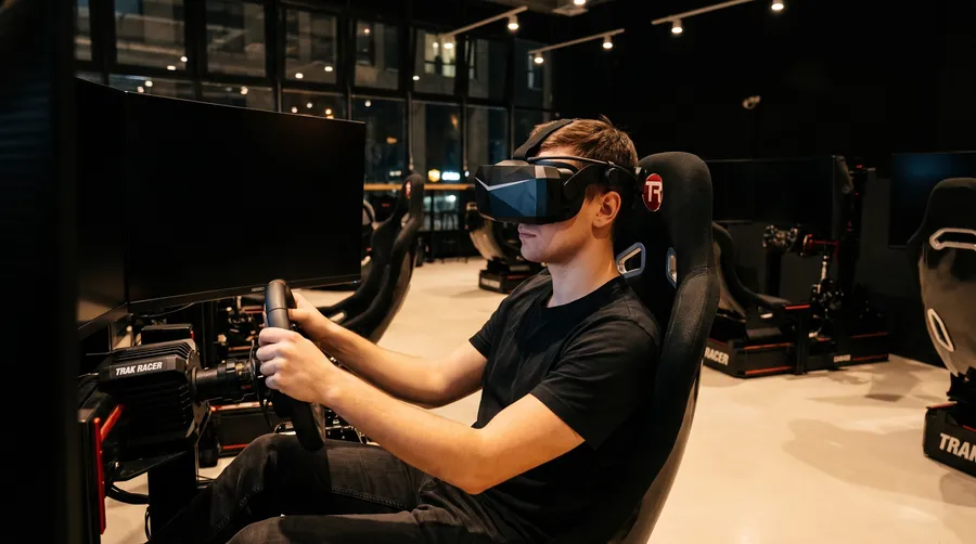 Пилот в VR-шлеме за рулём гоночного симулятора в клубе Garage в Москве