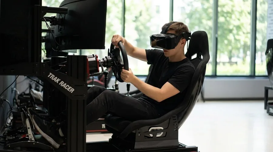 Первый заезд в VR-шлеме Pimax с обзором 360 на гоночном симуляторе клуба Garage